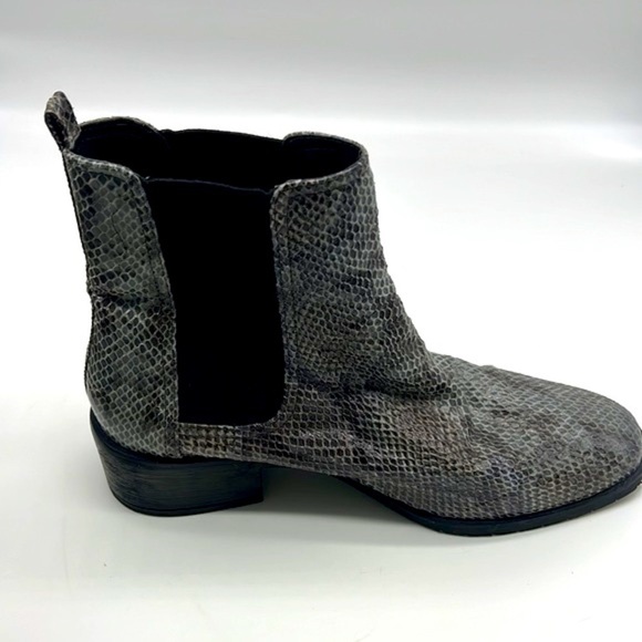 Kenneth Cole Reaction - Chelsea Salt Snakeskin Pull On Ankle Boot Size 10 - Picture 13 of 14